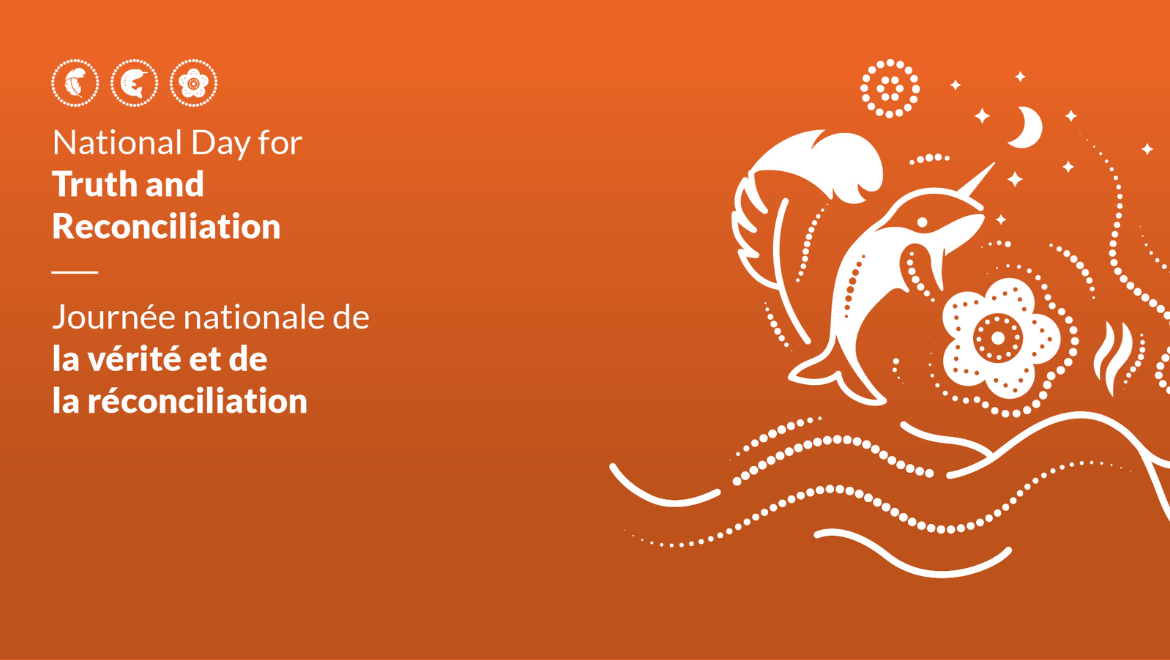 Graphique de la Journée nationale de la vérité et de la réconciliation sur fond orange, mettant en vedette des symboles inspirés des Premières Nations, des Inuit et des Métis : une plume, un narval et une fleur.