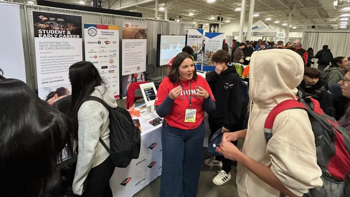 Des élèves en échange avec des conseillers en orientation professionnelle au kiosque interactif de Mining Matters/PDAC
