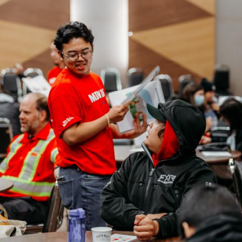 Une mine de renseignements fait participer des jeunes et des adultes à un programme.