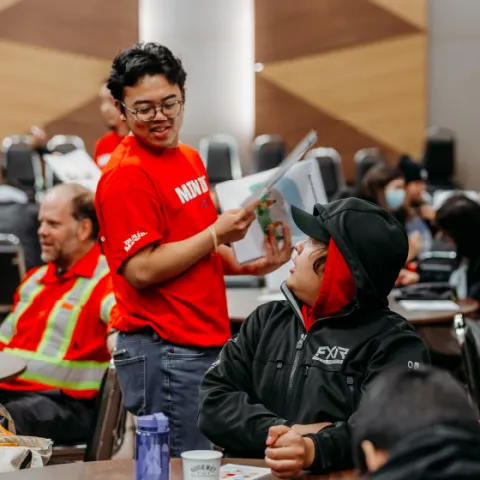 Une mine de renseignements fait participer des jeunes et des adultes à un programme.