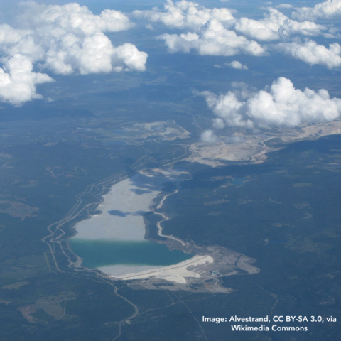 Aerial view of Highland Valley Copper Mine in British Columbia, showing the open-pit mine area, surrounding landscape, and a large tailings dam/storage facility. Image: Alvestrand, CC BY-SA 3.0, via Wikimedia Commons • Vue aérienne de la mine Highland Valley Copper en Colombie-Britannique, montrant la zone de la mine à ciel ouvert, le paysage environnant et une grande installation de stockage des résidus miniers.  Crédit image : Alvestrand, CC BY-SA 3.0, via Wikimedia Commons. 