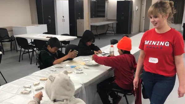 Community night event in 2023 at the Lynn Lake Friendship Centre. • Soirée communautaire en 2023 au Centre d'amitié de Lynn Lake.