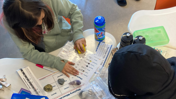 Mining Matters staff facilitating a hands-on activity during a previous Mining Rocks partnership program./Le personnel de Mining Matters anime une activité pratique lors d'un précédent programme de partenariat Mining Rocks.